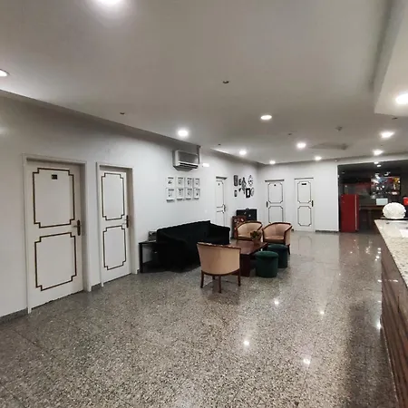 阿威尼达布拉格斯商业酒店 招待所